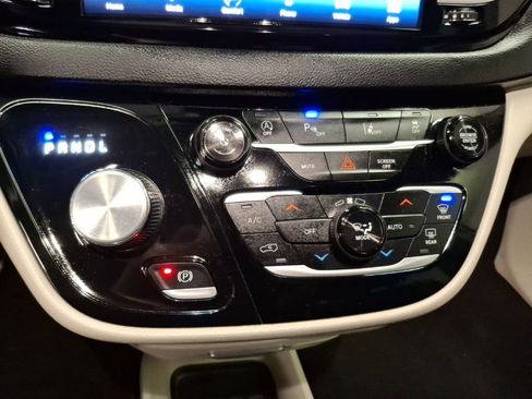 Used 2024 Chrysler Pacifica Touring-L image 26