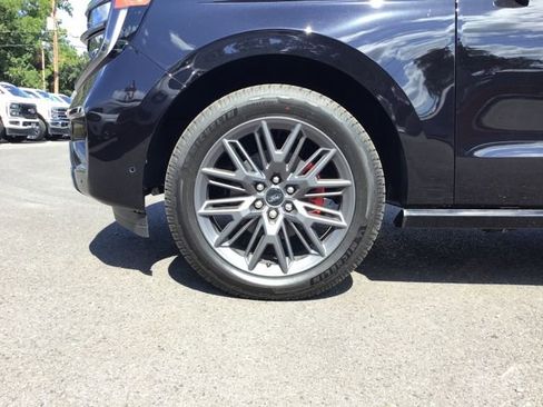 New 2025 Ford Expedition Platinum w/ Stealth Performance Package image 28
