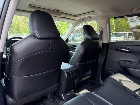 Certified 2024 Toyota Highlander XLE AWD/4WD image 17