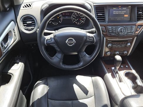Used 2020 Nissan Pathfinder Platinum image 5