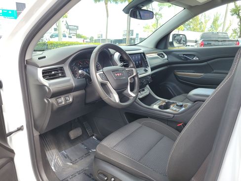 Used 2023 GMC Acadia SLE w/ Driver Convenience Package FWD image 9