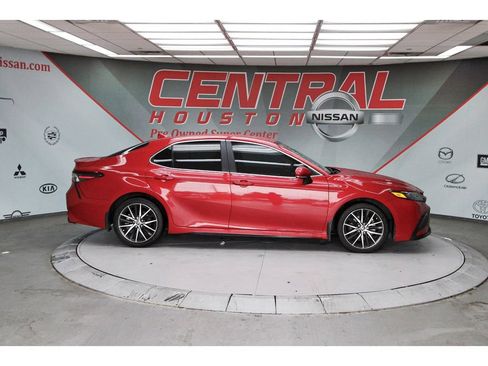 Used 2023 Toyota Camry SE FWD image 6