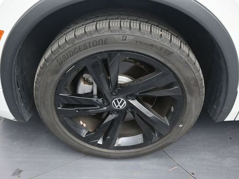 Used 2024 Volkswagen Tiguan SE R-Line FWD image 9
