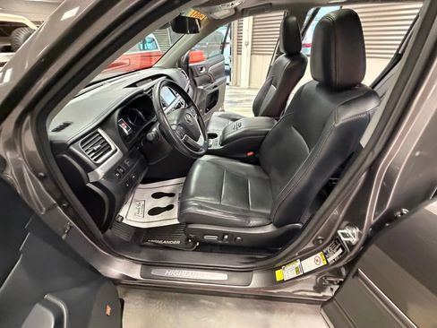Used 2017 Toyota Highlander Limited AWD/4WD image 60