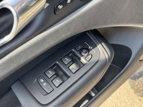 Used 2023 Volvo XC60 B5 Plus image 15