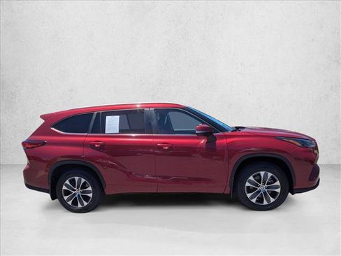 Used 2023 Toyota Highlander XLE FWD image 4