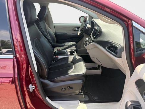 Used 2018 Chrysler Pacifica Limited FWD image 11