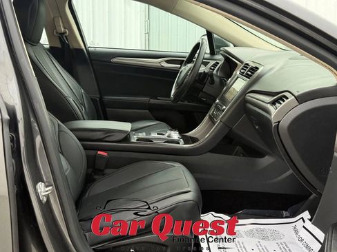 Used 2018 Ford Fusion SE w/ Fusion SE Technology Package FWD image 18