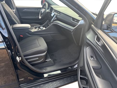 Used 2024 Jeep Grand Cherokee Laredo X image 20