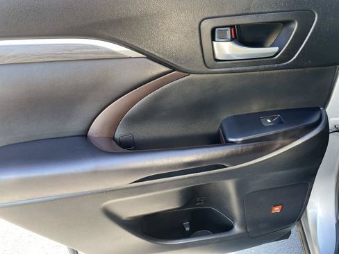 Used 2017 Toyota Highlander Limited FWD image 13