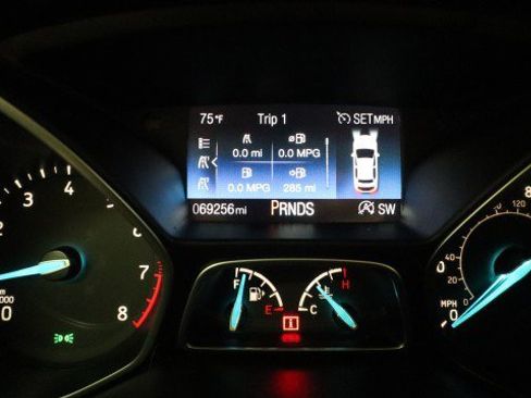 Used 2018 Ford Focus SE w/ SE Appearance Package FWD image 19