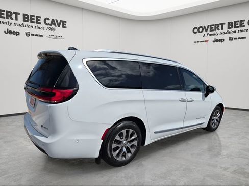 Used 2023 Chrysler Pacifica Pinnacle image 9