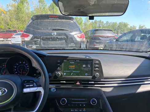 Used 2022 Hyundai Elantra SEL w/ Preferred Accessory Package FWD image 8