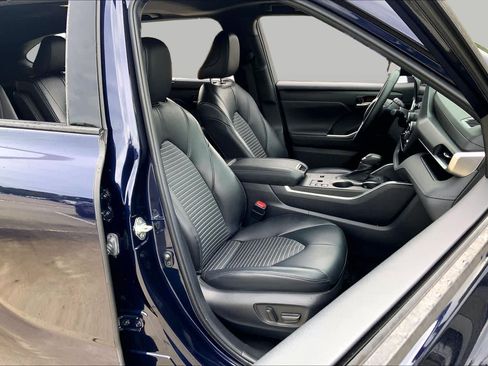 Used 2023 Toyota Highlander XSE FWD image 9