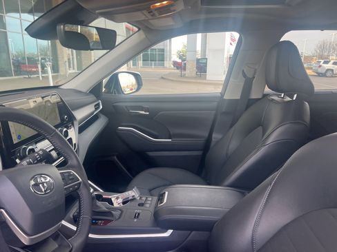 Used 2025 Toyota Highlander XLE image 25