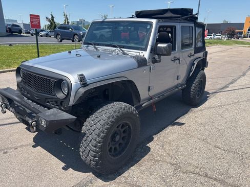 Used 2015 Jeep Wrangler Unlimited Sahara w/ Connectivity Group AWD/4WD image 8