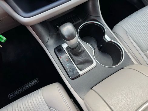 Used 2015 Toyota Highlander LE image 38