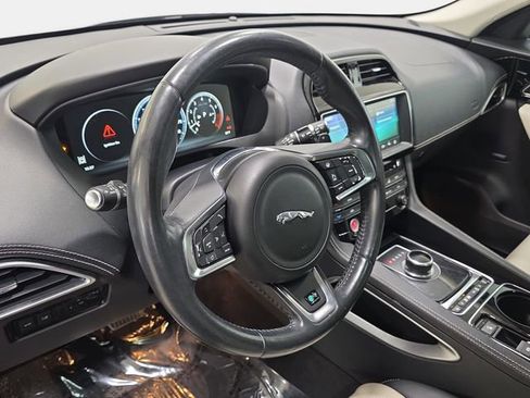 Used 2017 Jaguar F-PACE R-Sport image 12