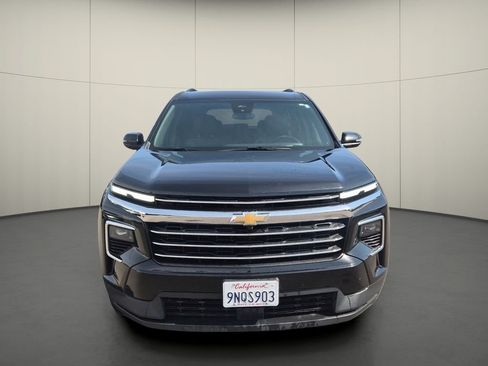 Used 2025 Chevrolet Traverse LT FWD image 2