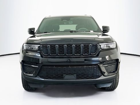 Used 2025 Jeep Grand Cherokee Altitude AWD/4WD image 2