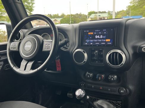 Used 2016 Jeep Wrangler Unlimited Rubicon w/ Dual Top Group AWD/4WD image 3