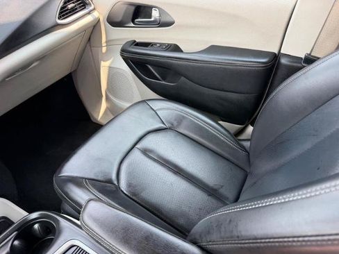Used 2023 Chrysler Pacifica Touring-L FWD image 20