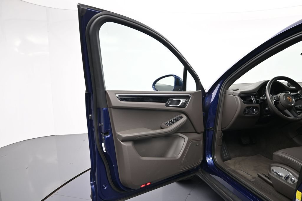 Used 2023 Porsche Macan AWD/4WD image 16