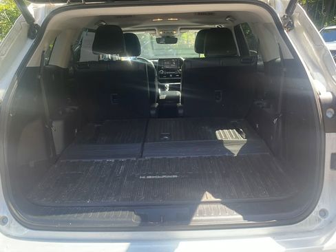 Used 2021 Toyota Highlander XLE AWD/4WD image 8