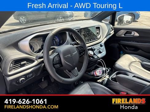 Used 2023 Chrysler Pacifica Touring-L w/ S Appearance Package AWD/4WD image 18