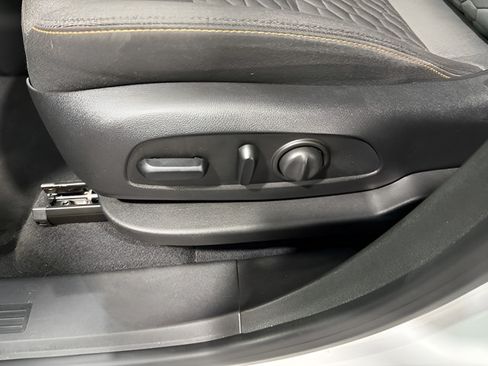 Used 2020 Chevrolet Equinox LT FWD image 12