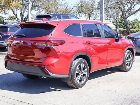 Used 2023 Toyota Highlander XLE image 10
