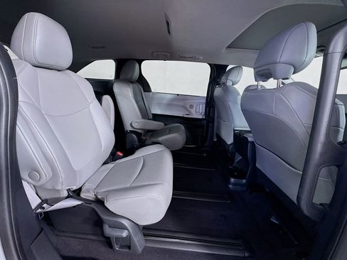 Used 2025 Toyota Sienna XLE FWD image 30