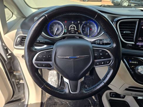 Used 2021 Chrysler Pacifica Touring-L FWD image 20