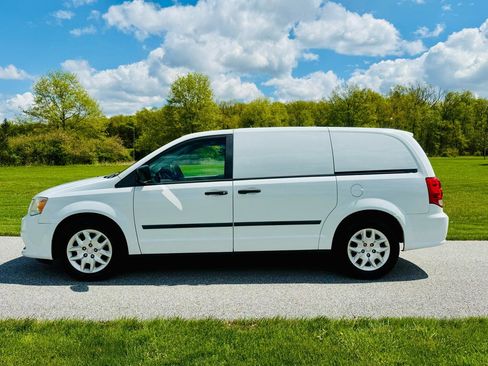 Used 2014 RAM C/V Tradesman image 2