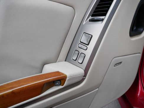 Used 2005 Cadillac XLR RWD image 10