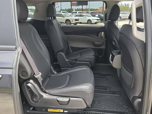 Used 2025 Kia Carnival FWD image 17