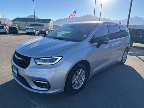 Used 2024 Chrysler Pacifica Touring-L image 3