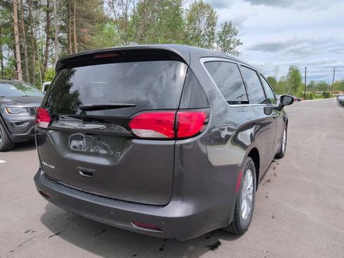 Used 2017 Chrysler Pacifica Touring w/ Tire & Wheel Group FWD image 5