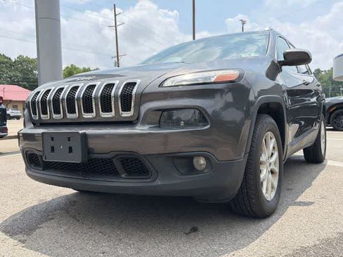Used 2016 Jeep Cherokee Latitude w/ Cold Weather Group AWD/4WD image 26