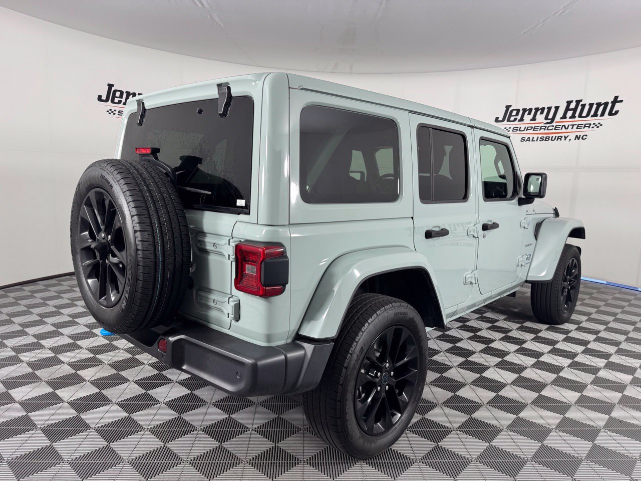 Used 2024 Jeep Wrangler Unlimited Sahara w/ Safety Group AWD/4WD image 6
