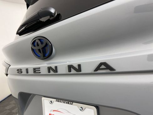 Used 2025 Toyota Sienna XLE Woodland Edition image 21