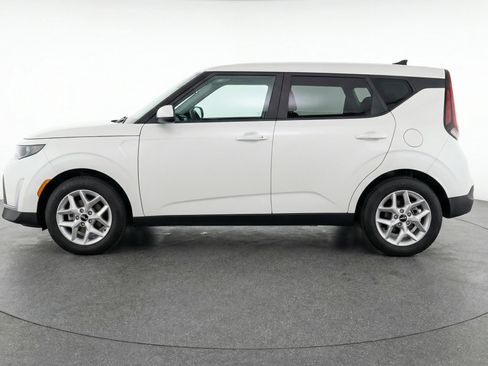 Used 2025 Kia Soul LX w/ LX Technology Package FWD image 5