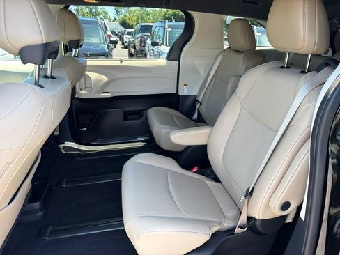 Used 2024 Toyota Sienna XLE AWD/4WD image 12