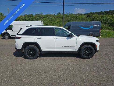 Certified 2023 Jeep Grand Cherokee Laredo AWD/4WD image 5