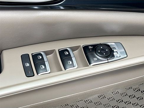 Used 2025 Kia Carnival FWD image 18