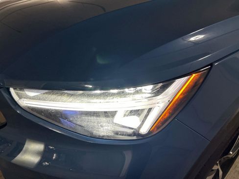 Used 2025 Volvo XC40 B5 Core image 7