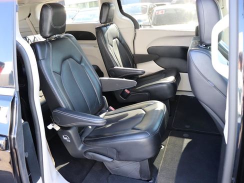 Used 2024 Chrysler Pacifica Touring-L FWD image 15