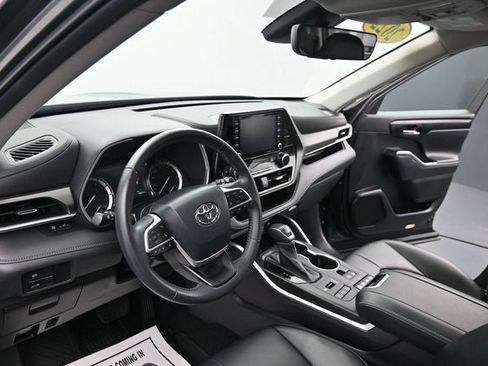 Used 2022 Toyota Highlander XLE AWD/4WD image 19