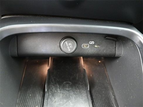 Used 2024 Volvo XC40 B5 Plus image 25