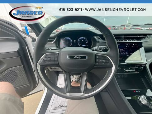 Used 2025 Jeep Grand Cherokee Altitude AWD/4WD image 12